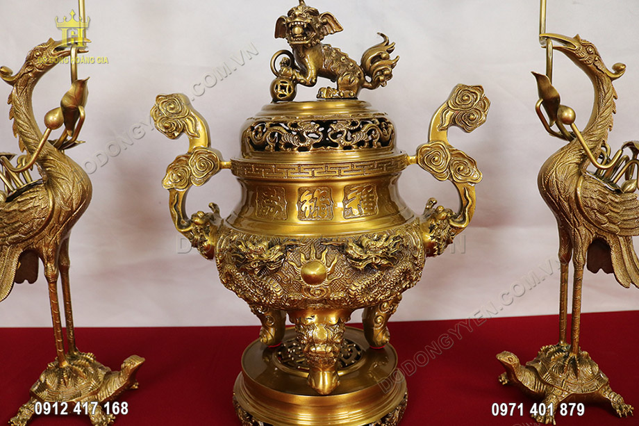 Đỉnh rồng hay c&ograve;n gọi l&agrave; lư hương thường d&ugrave;ng để đốt trầm, gi&uacute;p kh&ocirc;ng gian thờ c&uacute;ng nh&agrave; gia chủ th&ecirc;m ấm c&uacute;ng v&agrave; t&acirc;m linh hơn